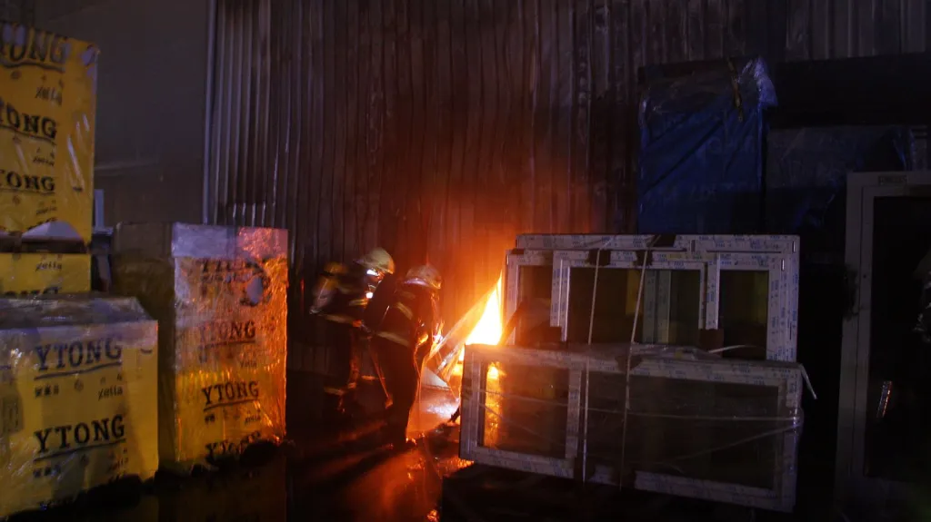 Požar skladovací haly se stavebními materiály ve Zlíně