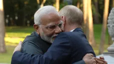 Indický premiér Naréndra Módí v objetí s ruským vládcem Vladimirem Putinem