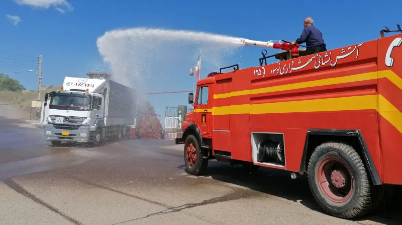 Dezinfekce nákladního vozu v Íránu