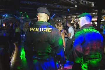 Zákaz prodeje alkoholu nezletilým kontrolují policisté i figuranti. V noci prošli desítky podniků