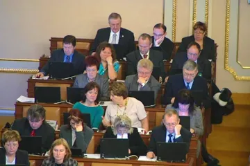 Sněmovna podpořila vzdělávání mladých lékařů i výslechy přes kameru