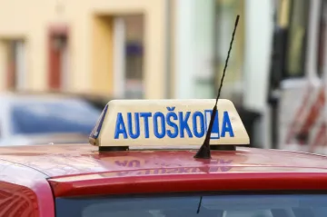U zkoušek autoškol přibudou nové otázky. Zaměří se na bezpečnou vzdálenost i věnování se řízení 