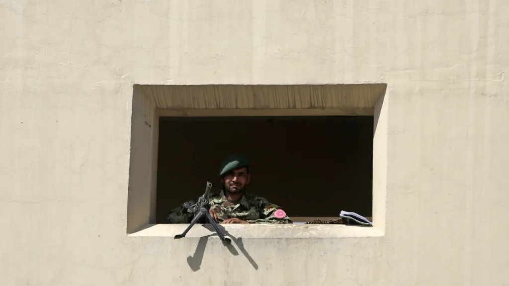 Afghánský voják hlídá bránu zařízení Camp Qargha