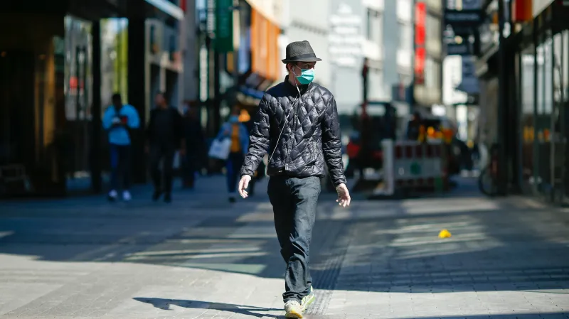 Muž s ochrannou maskou v Německu