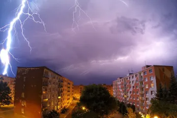 Blesky zabijí ročně desítky tisíc lidí. Meteorolog radí, jak se při bouřce chovat bezpečně