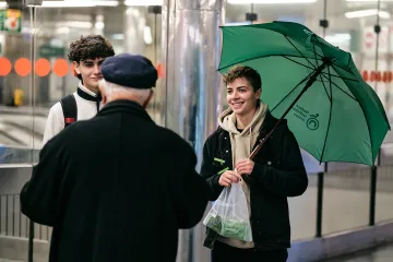 Zakoupením kolíčku lidé přispějí na děti s handicapem