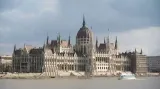 Před polednem o nové maďarské ústavě