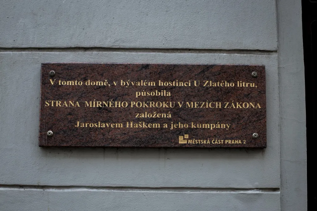 Na založení strany odkazuje i pamětní deska na budově, kde se nachází Balbínova poetická hospůdka na pražských Vinohradech