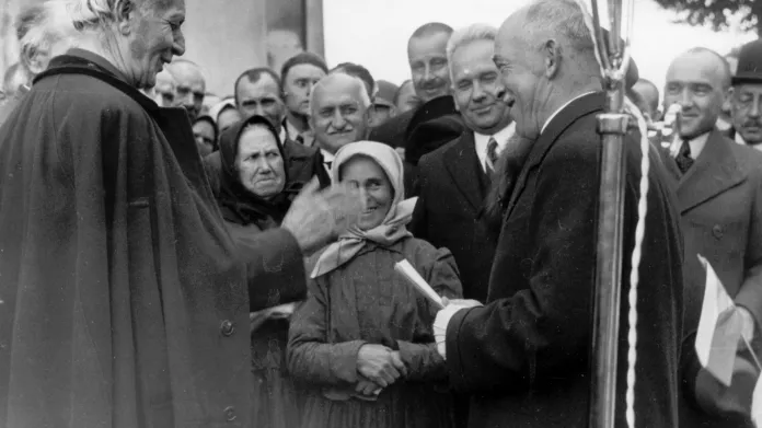 Návštěva prezidenta Edvarda Beneše na Slovensku v roce 1936. Hlinka ho vítá ve svém rodišti v Černovej.