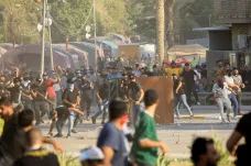 Bagdádem zní kulometná palba a zmítají nepokoje poté, co duchovní Sadr oznámil odchod z politiky