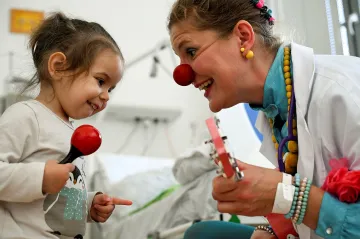 Zdravotní klauni přinášejí vánoční radost dětem v nemocnicích