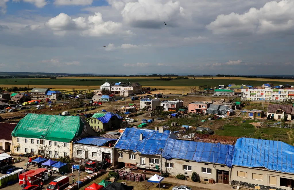 Dne 24. června 2021 zasáhlo jižní Moravu nejsilnější zdokumentované tornádo v historii Česka. Meteorologové mu přiřadili stupeň F4 na Fujitově stupnici. Podle této kvalifikace dosahoval vítr v nárazech rychlosti 330 až 420 kilometrů v hodině. Na fotografii je jedna ze silně zasažených obcí: Moravská Nová Ves