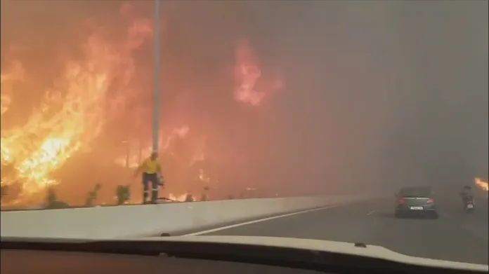 Při lesních požárech v Řecku zahynulo přes 70 lidí