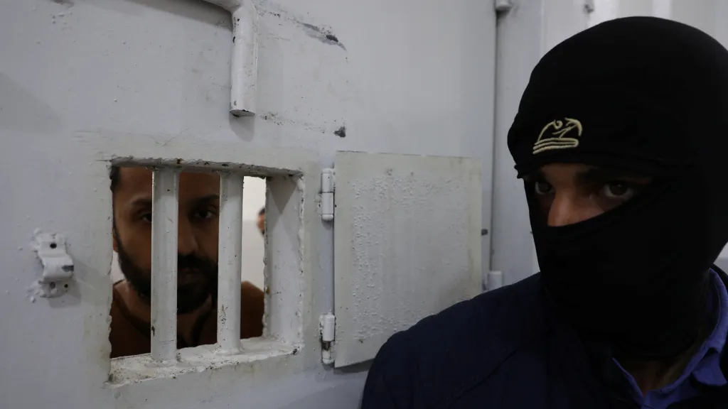 Vězeň Islámského státu za mřížemi syrské věznice, ilustrační foto