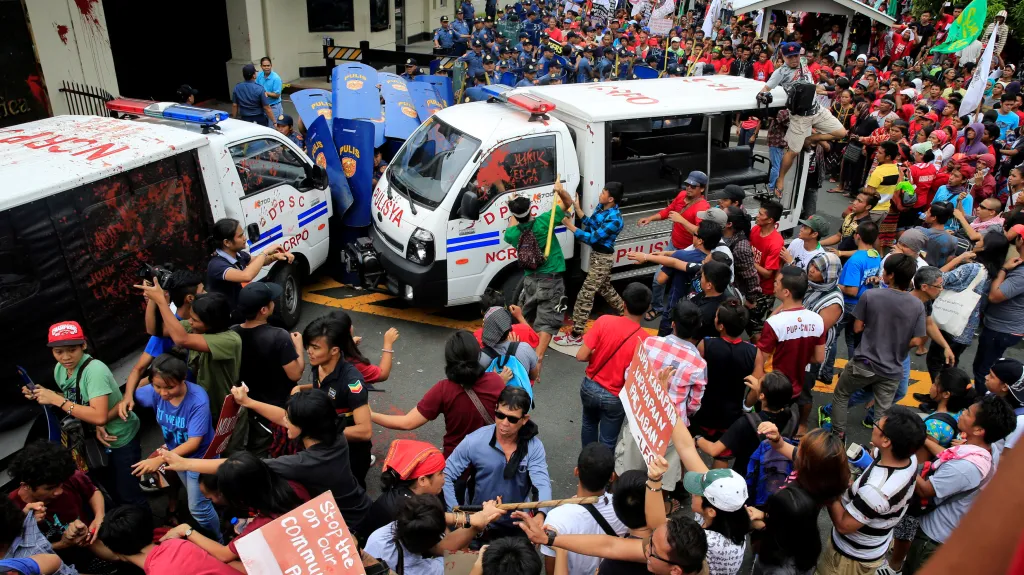 Protest proti USA v Manile
