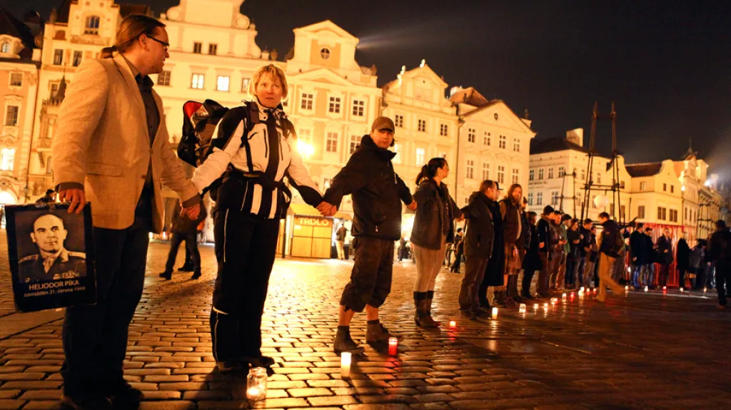 Na náměstí se utvořil řetěz proti komunismu