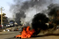 Súdánští demonstranti sčítají desítky obětí po zásahu armády. Opozice vyzvala ke generální stávce