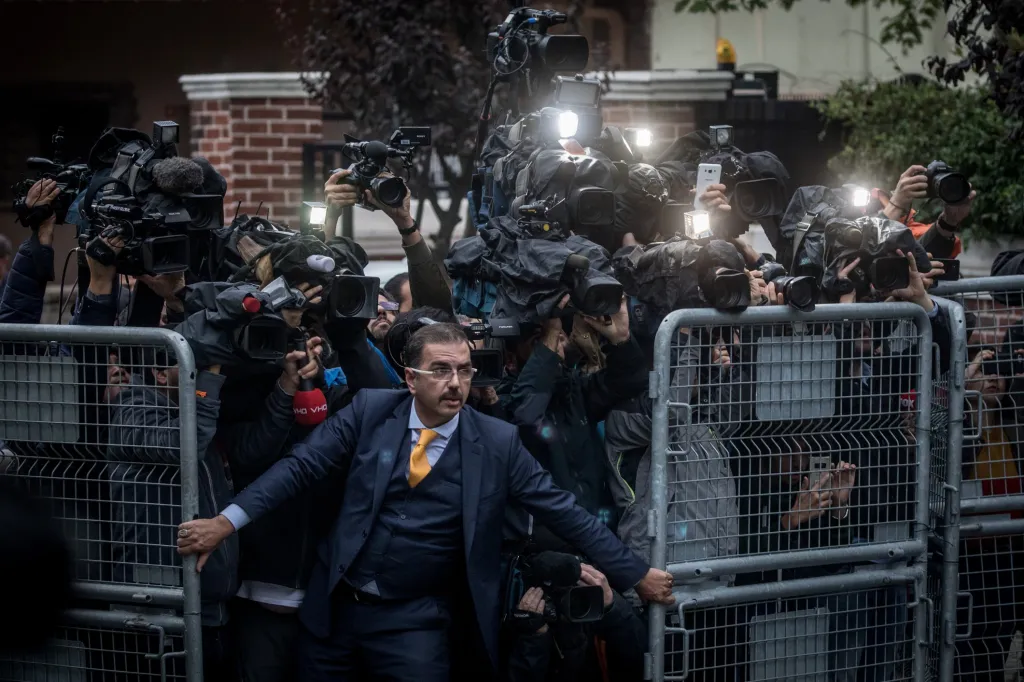 1. místo v kategorii aktuální zprávy (Chris McGrath, Getty Images): Novináři sledují příjezd saúdských vyšetřovatelů na konzulát v tureckém Istanbulu. Měli prošetřit zmizení nepohodlného žurnalisty Džamála Chášakdžího