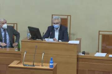 Senátoři se rozloučili s končícími kolegy, předtím konstatovali, že je Babiš ve střetu zájmů