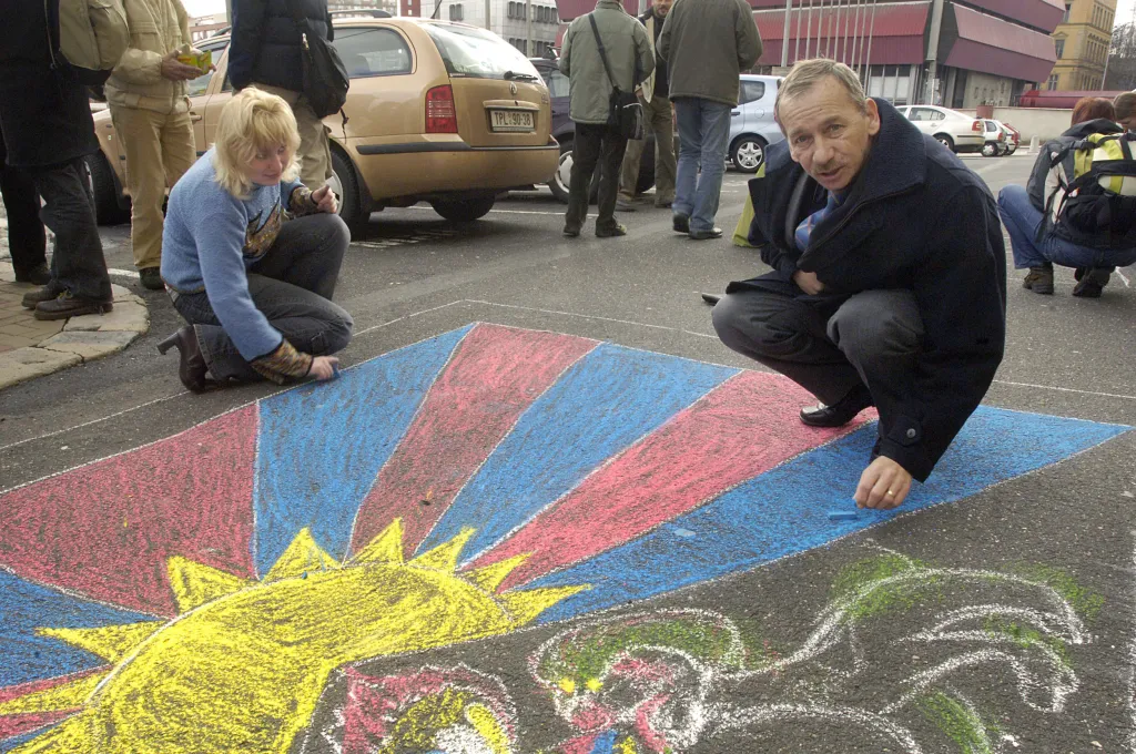 Jaroslav Kubera dlouhodobě podporoval nezávislost Tibetu, ale nechtěl, aby se města zapojovala do zahraniční politiky. Tepličtí přátelé Tibetu uspořádali 10. března 2006 happening, při němž křídami malovali tibetské vlajky na chodník před radnicí. Mezi těmi, kdo se i přes svůj nesouhlas s vyvěšením vlajky na budovu radnice do malování vlajky zapojil, byl i tehdejší primátor Jaroslav Kubera.