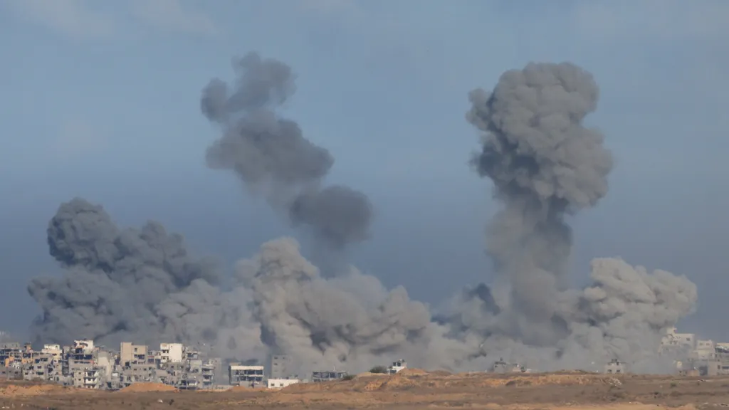 Zatímco v Egyptě pokračují rozhovory, Izrael nadále bombarduje Gazu, a to i přes výzvy Donalda Trumpa a tvrzení předních izraelských politiků o přerušení ofenzivy, 7. 10. 2025