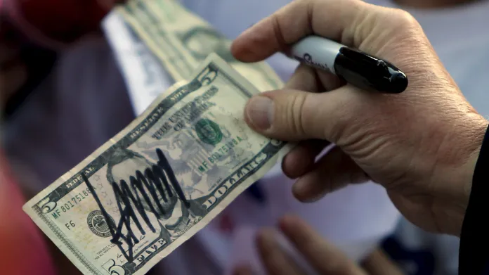 Donald Trump svým příznivcům podepisuje pětidolarové bankovky