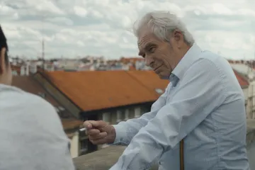 Tip z iVysílání: Filmaře Jiřího Mádla zajímají mezilidské vztahy Na střeše