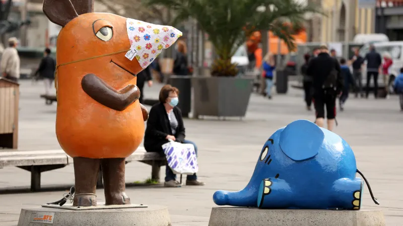 Ochrannou roušku dostala i socha oblíbené Myši, která je desítky let symbolem německého televizního vysílání pro děti v Erfurtu