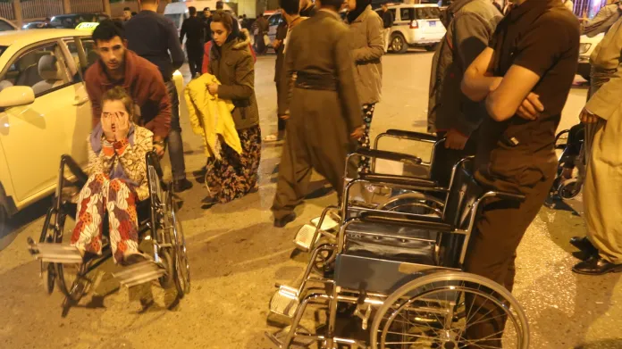 Lidé přivezení po zemětřesení do nemocnice v Sulajmániji
