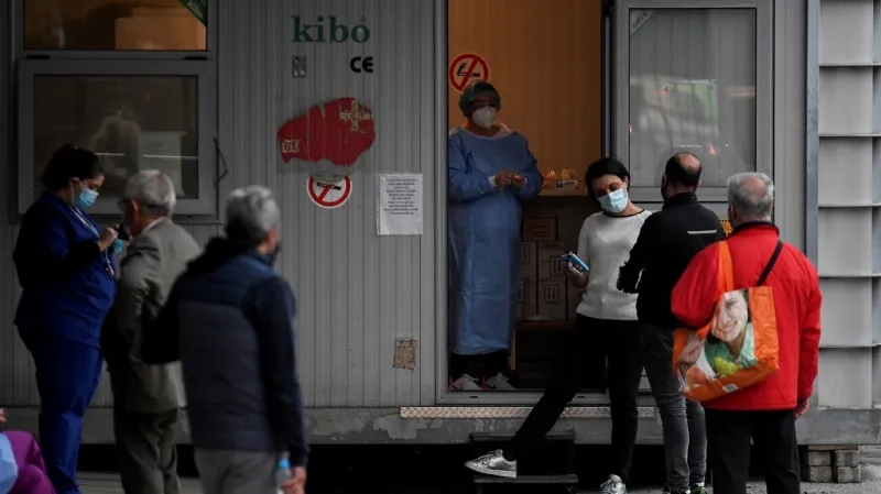 Fronta lidí před testovacím centrem v řecké Soluni