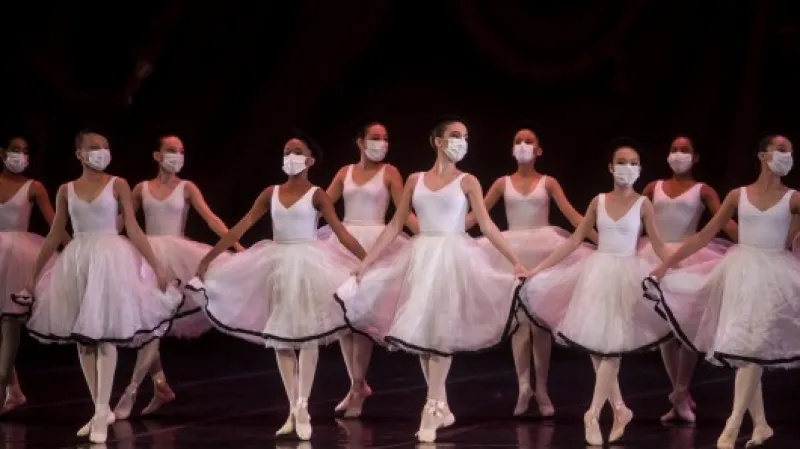 Studentky taneční školy v Rio de Janeiru vystupují v rouškách,  Autor: Bruna Prado,  Zdroj: ČTK/AP