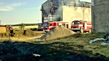 Blízký kravín se podařilo uchránit