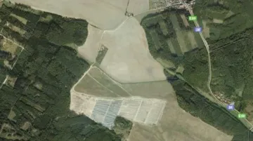 Na jih od Vranovské Vsi roste sluneční elektrárna (2010)