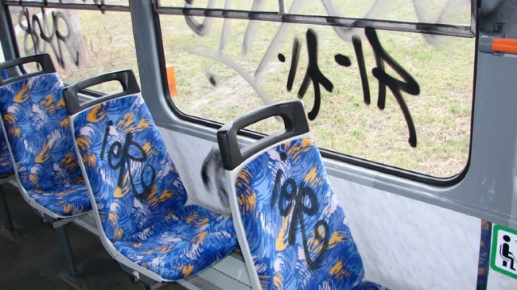 Poničený interiér tramvaje
