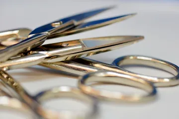 Policie pátrá po muži, který stříhá vlasy ženám v pražských tramvajích