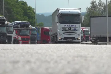 Prázdninový provoz nutí kamiony k zastavení. Často však není kde