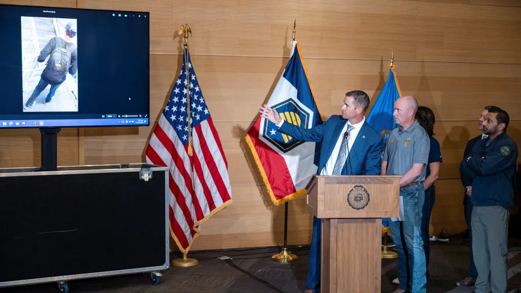 Představitelé bezpečnostních složek informují o vyšetřování vraždy Charlieho Kirka