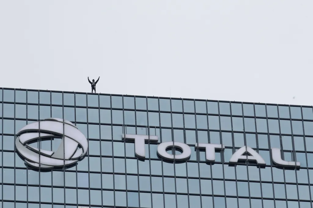 Alain Robert pokořil budovu Total v pařížské čtvrti La Défense