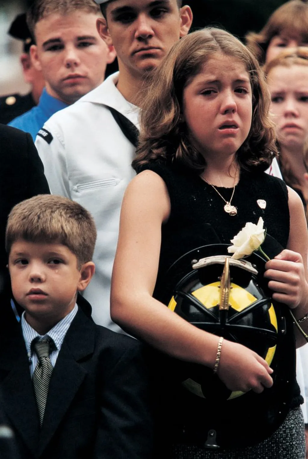 Fotografie roku 2001. Děti požárního kapitána Timothy Stackpola na newyorském Coney Islandu při jeho pohřbu.