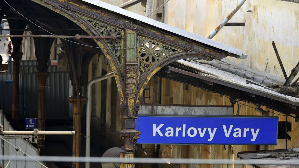 Snímek karlovarského nádraží z doby demolice staré budovy