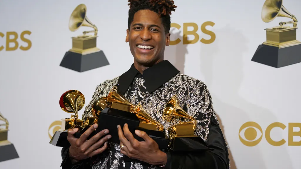 Zpěvák Jon Batiste na cenách Grammy