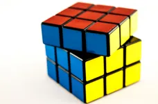 Rubikova kostka slaví půlstoletí. Hlavolam měl původně pomoci studentům