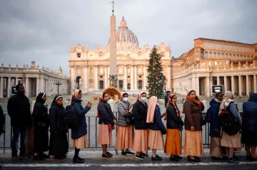 Tisíce lidí se ve Vatikánu loučí se zesnulým emeritním papežem Benediktem XVI.