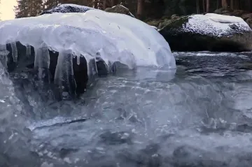 Kvůli mrazu v Praze praská potrubí, na Šumavě padl teplotní rekord