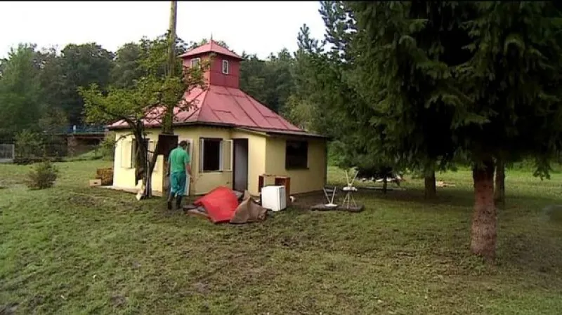 V obcích postižených velkou vodou lidé začínají uklízet