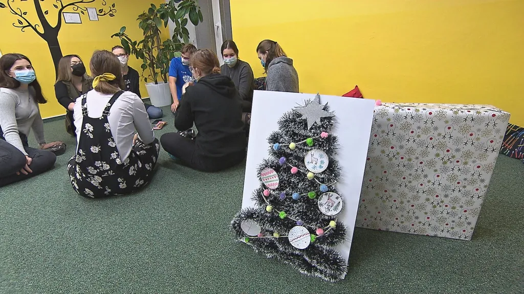 Studenti a vánoční dárek pro seniorku
