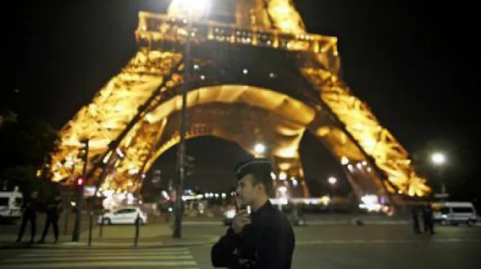 Eiffelova věž a nádraží byly evakuovány