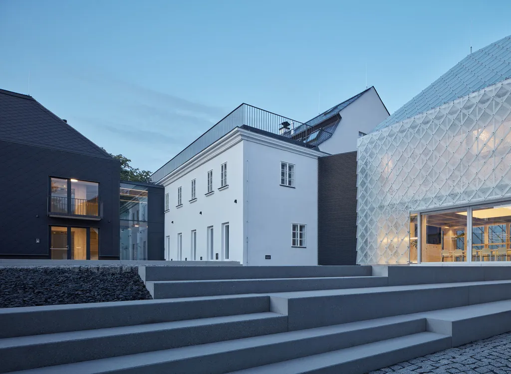 Sídlo firmy Lasvit v Novém Boru (autoři: Jiří Opočenský, Štěpán Valouch / ov-a, ov architekti; spoluautoři: David Balajka, Anna Schneiderová). Získalo i cenu veřejnosti