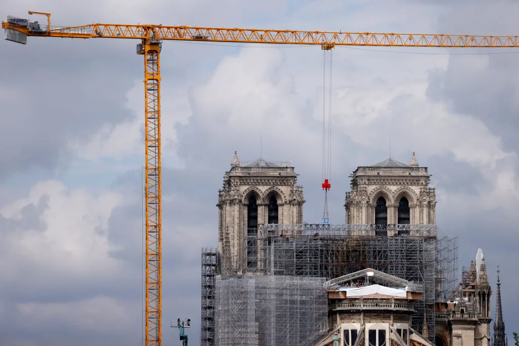 Z Notre-Dame začínají po ničivém požáru sundavat poškozené lešení