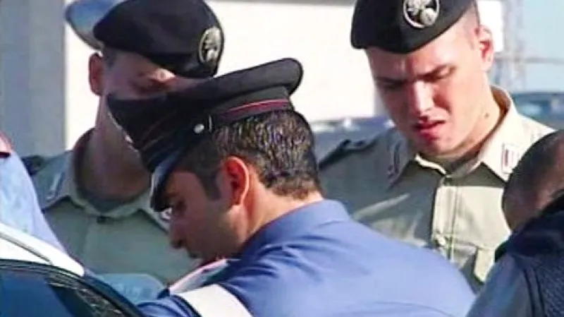 Italští vojáci pomáhají policejním hlídkám